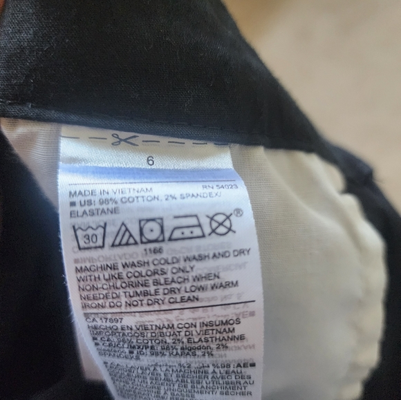 Old Navy Black Bermuda Shorts - Picture 3 of 4